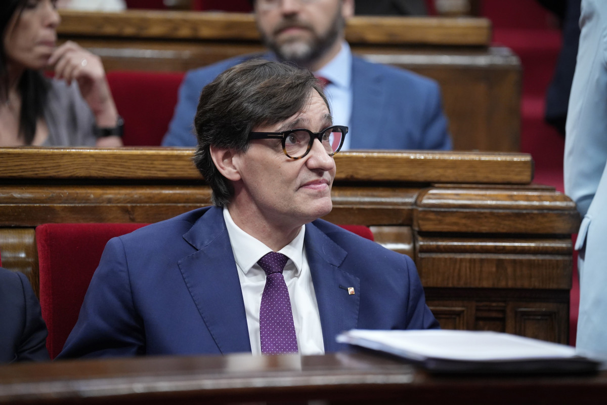 El presidente del Parlament, Salvador Illa, durante un pleno en el Parlament de Catalunya, a 15 de julio de 2025, en Barcelona, Catalunya (España). El Parlament debate en un pleno monográfico las si
