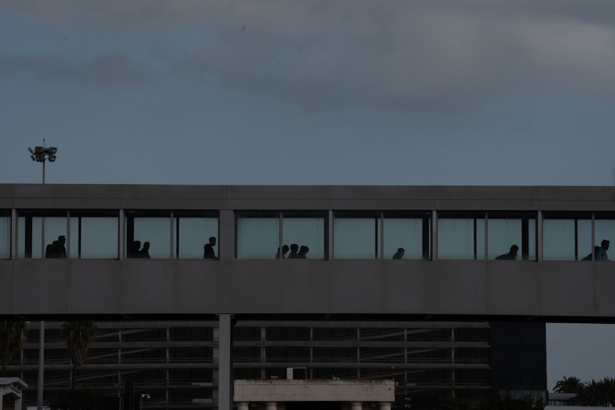 Archivo - Puente con pasajeros en el Aeropuerto de Barcelona