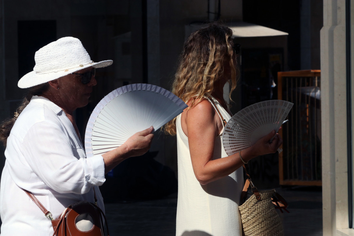 Viandantes soportan las altas temperaturas por las calles de Málaga, A 12 de agosto de 2025 en Málaga, Andalucía (España).
