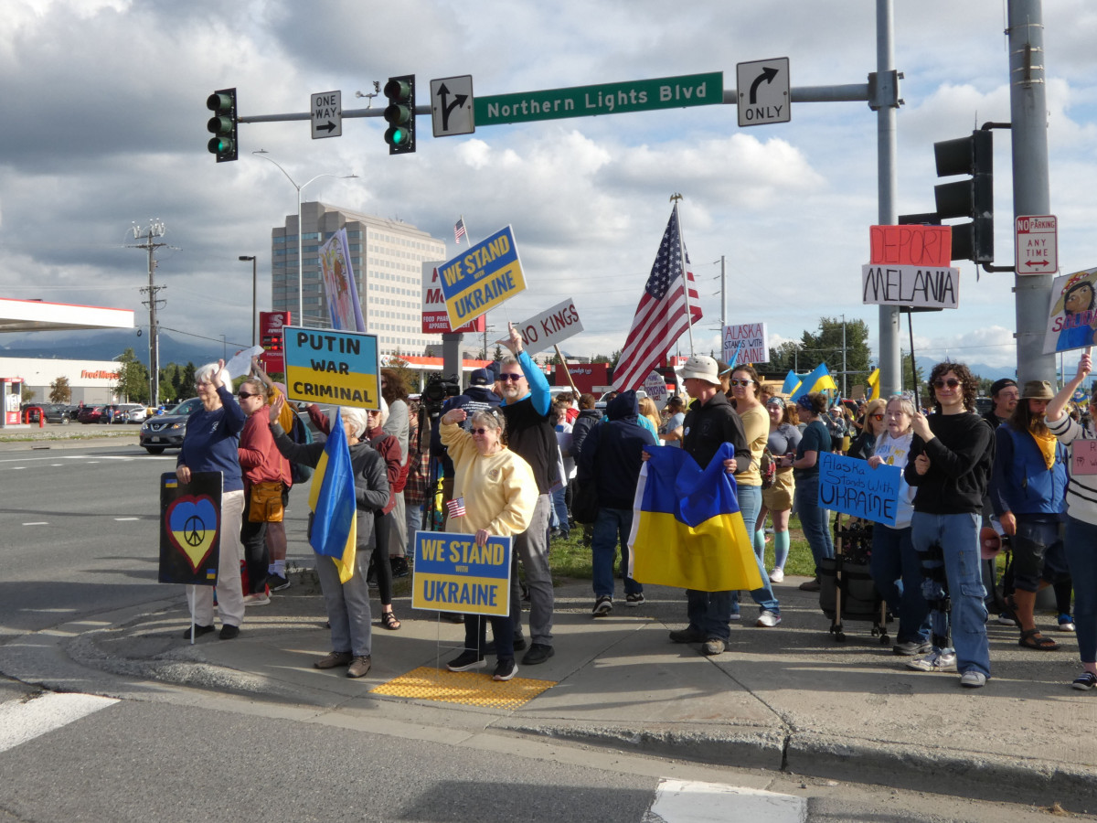EuropaPress 6901985 14 august 2025 us anchorage people protest at crossroads ahead of meeting