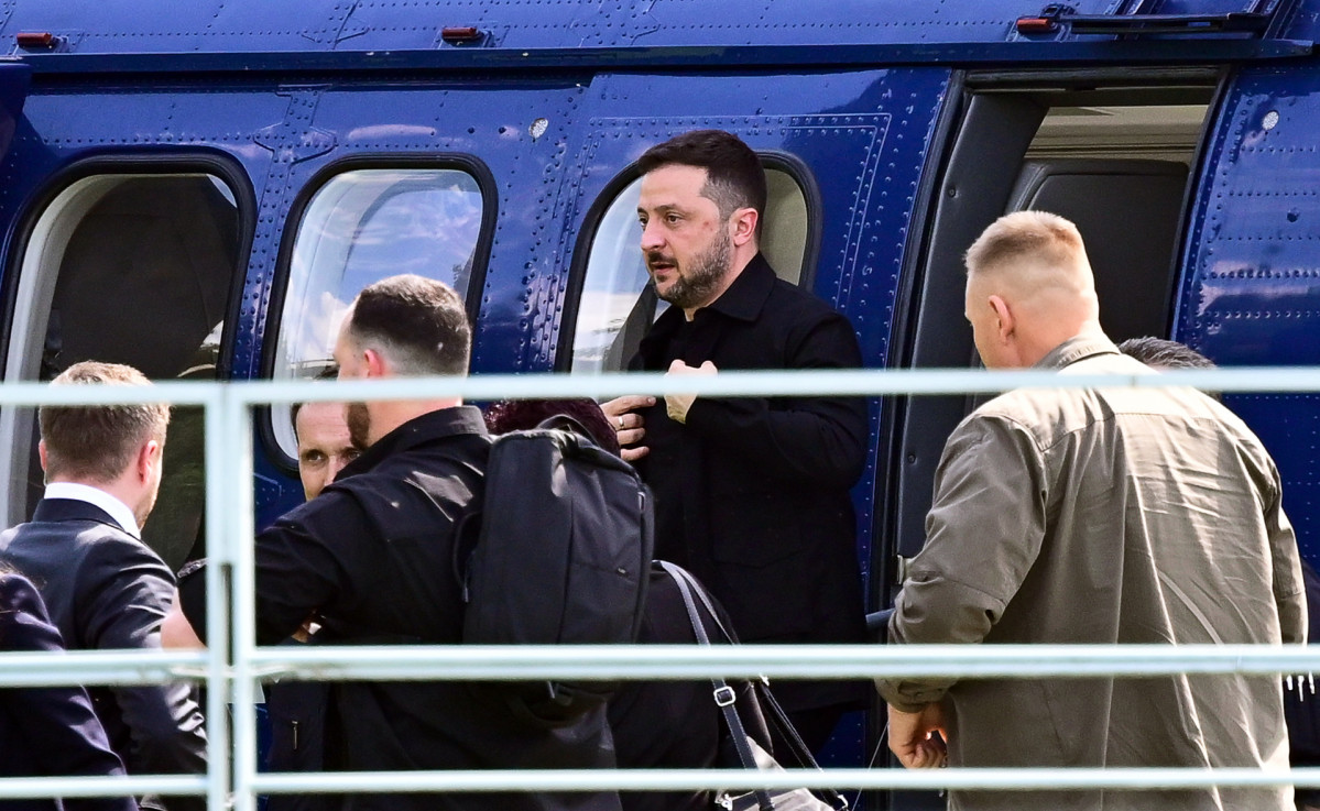 EuropaPress 6903193 13 august 2025 berlin ukrainian president volodymyr zelensky climbs out of