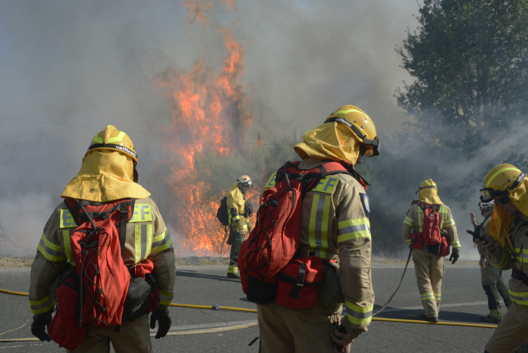 España moviliza recursos sin precedentes para controlar 19 incendios activos y recibe apoyo internacional