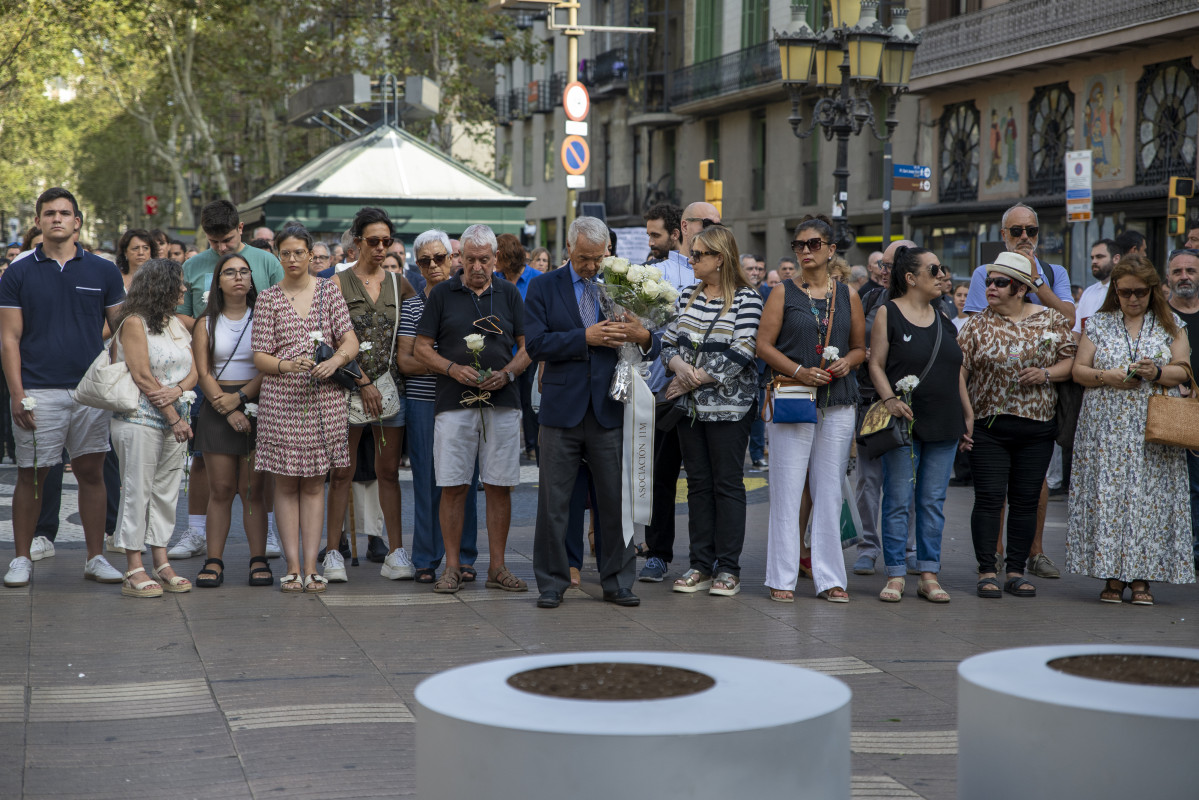 EuropaPress 5384409 familiares participan acto institucional recuerdo victimas atentados 17a (1)