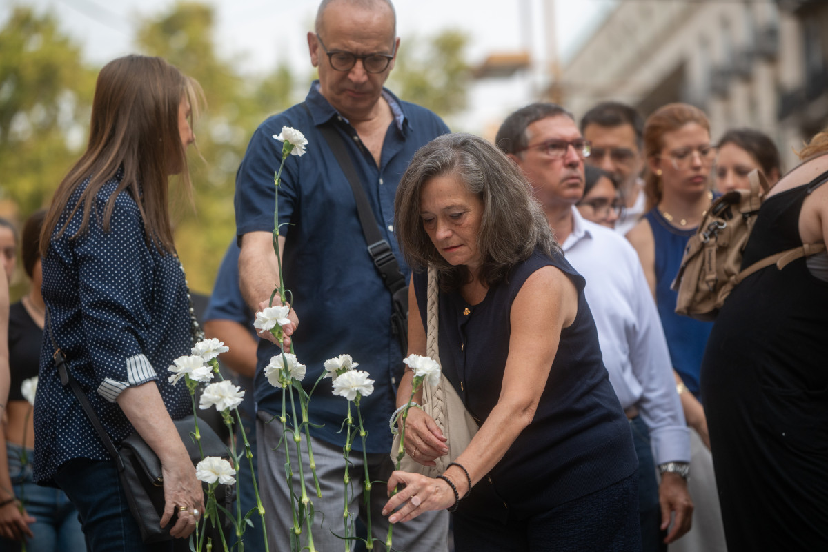 EuropaPress 6904406 victimas familiares politicos depositan claveles homenaje victimas atentado