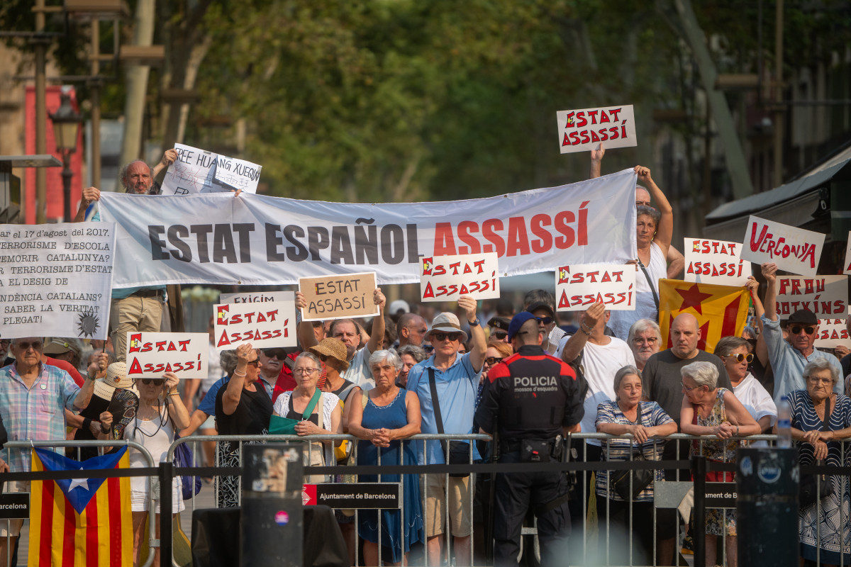 EuropaPress 6904417 grupo personas homenaje victimas atentado 17a aniversario rambla 17 agosto