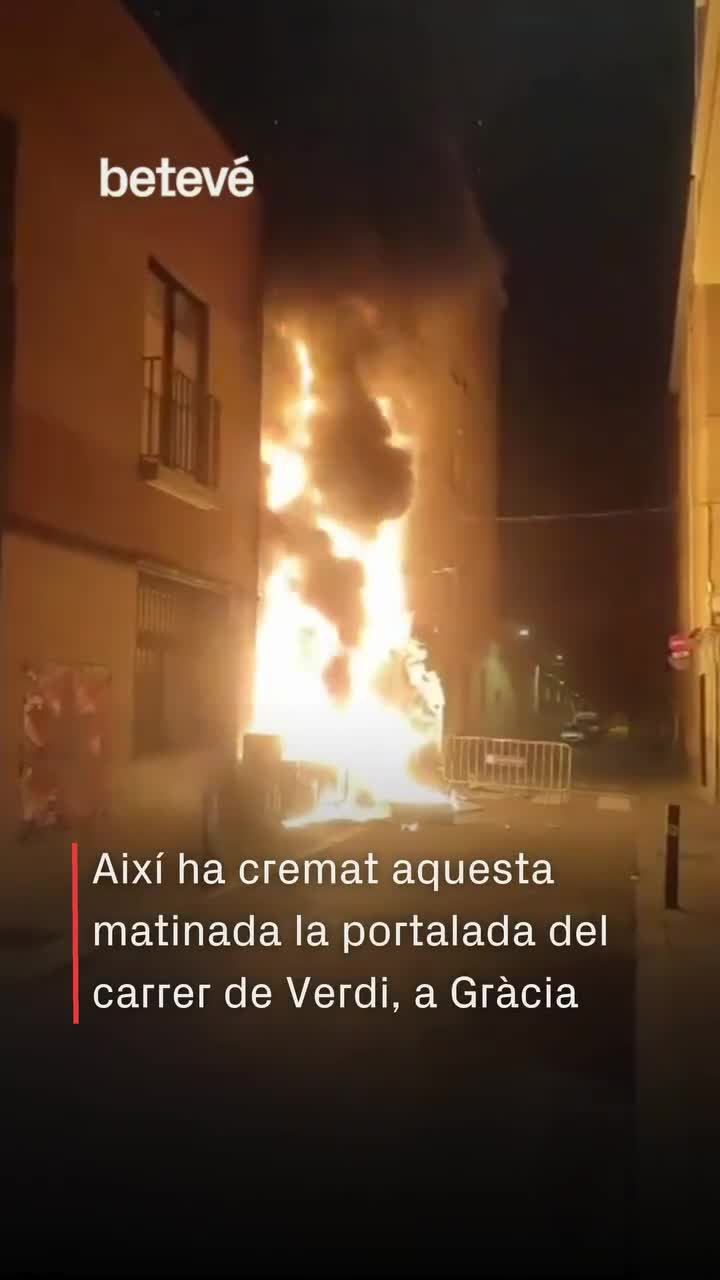 Un incendi a les festes de Gràcia crema la portalada guarnida del carrer de Verdi.S’investiguen