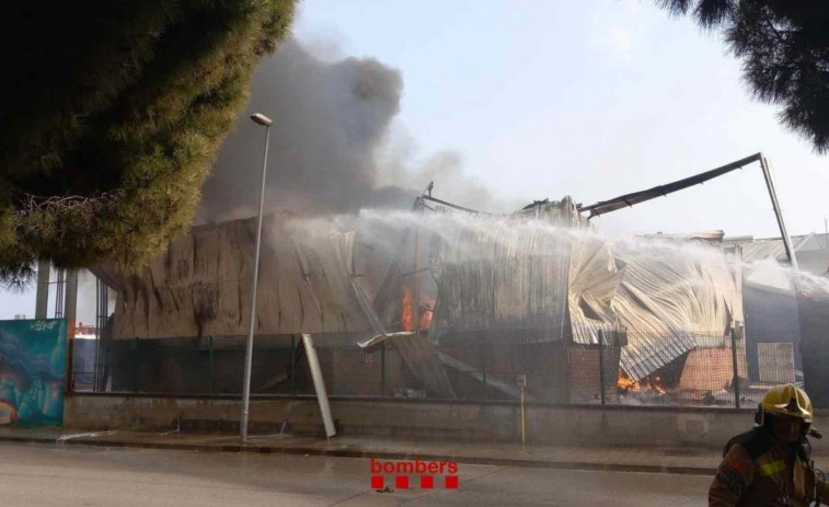 Gran incendio en una nave industrial en Lliçà de Vall: 178 llamadas al 112 y columna de humo visible