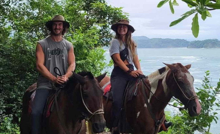 Muere una pareja de influencers viajeros tras caer por un acantilado