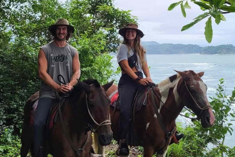 Muere una pareja de influencers viajeros tras caer por un acantilado