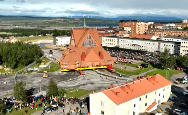 VIDEO: El épico traslado de una iglesia entera para salvarla de la mayor mina de hierro del mundo