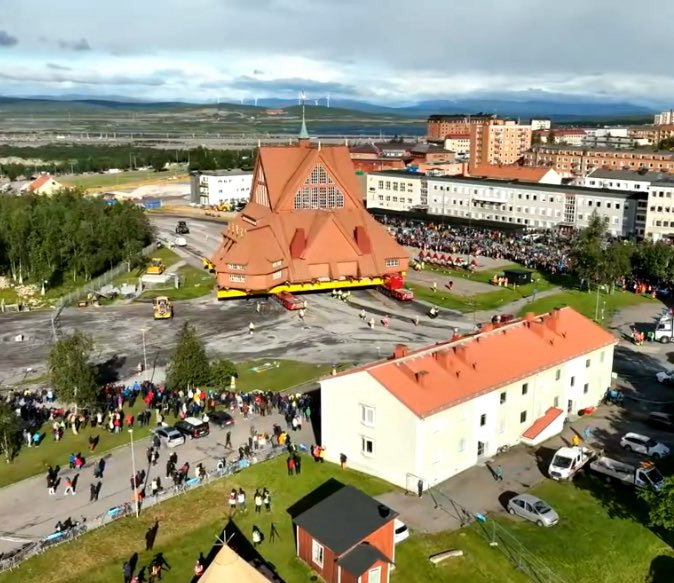 VIDEO: El épico traslado de una iglesia entera para salvarla de la mayor mina de hierro del mundo