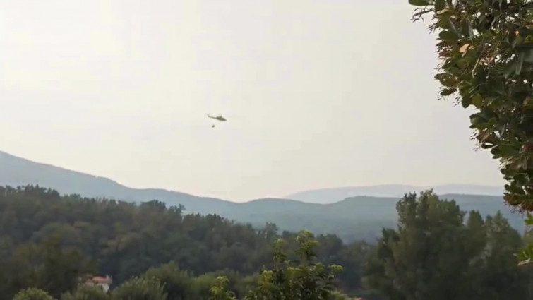 VÍDEO | Un helicóptero recoge agua del río Jerte en plena batalla contra el megaincendio