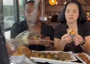 Video viral: así fue el choque que interrumpió una cena romántica