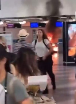 VIDEO: Pánico en el aeropuerto  en Milán donde un hombre desató el caos con fuego