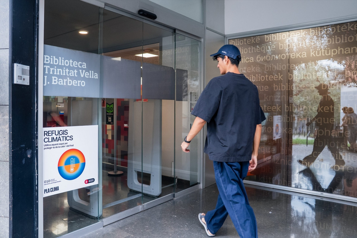 EuropaPress 6908735 joven entrando refugio climatico barcelona barrio trinitat vella barcelona