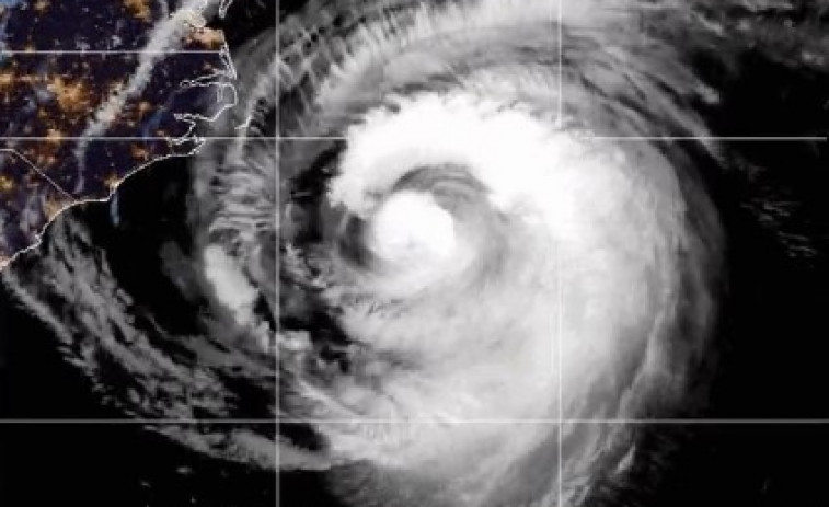 VIDEO: El huracán Erin arrasa la costa: la furia del mar se traga las casas
