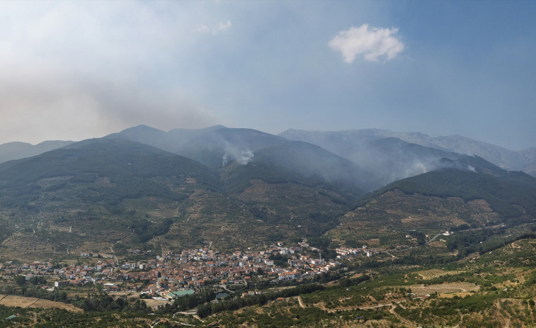 Bomberos catalanes vuelven de Jarilla tras asegurar el flanco derecho del incendio