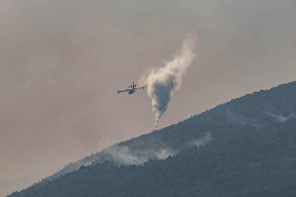 EuropaPress 6909293 hidroavion colabora labores extincion fuego 20 agosto 2025 jerte caceres (1)