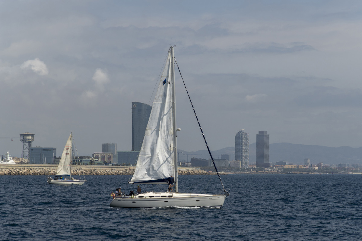 Archivo - Vista de la ciudad de Barcelona desde el mar, en Catalunya (España).
