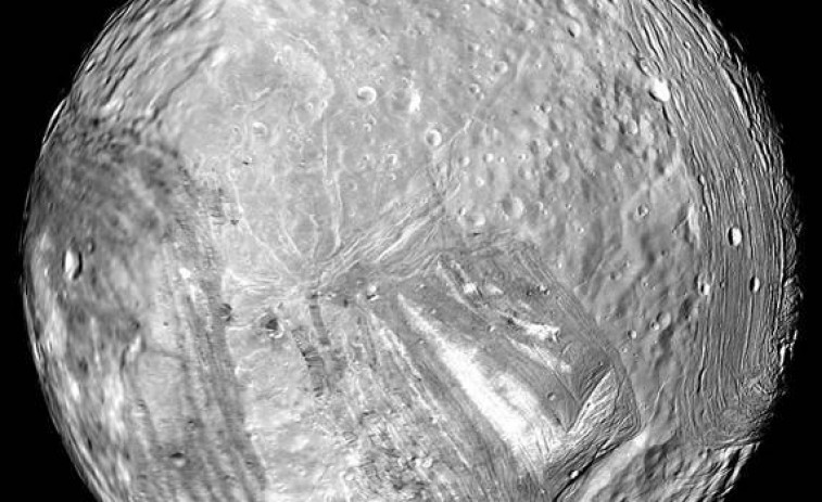Astrónomos detectan una luna invisible que se mantuvo oculta durante décadas
