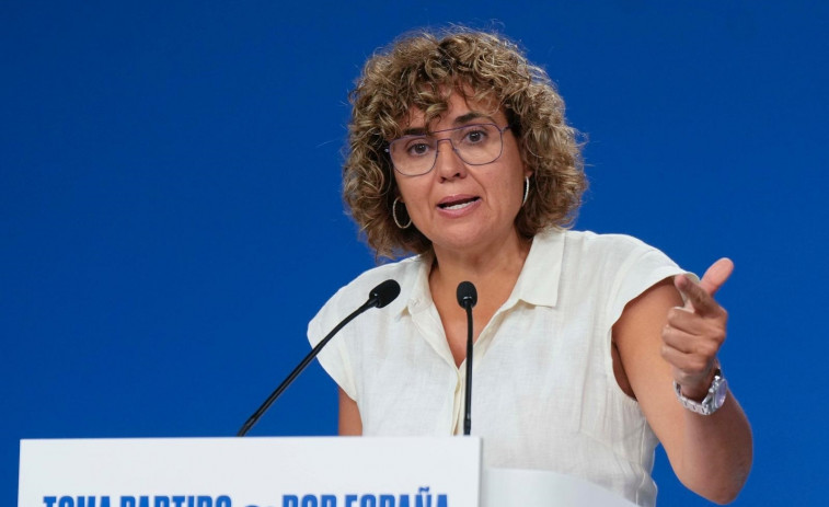 Dolors Montserrat acusa a Puigdemont de “chantaje político” con el catalán en la UE