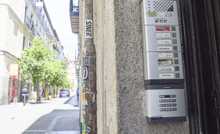 Hacienda estudia subir el gasóleo y aplicar IVA a los pisos turísticos para cumplir con Bruselas