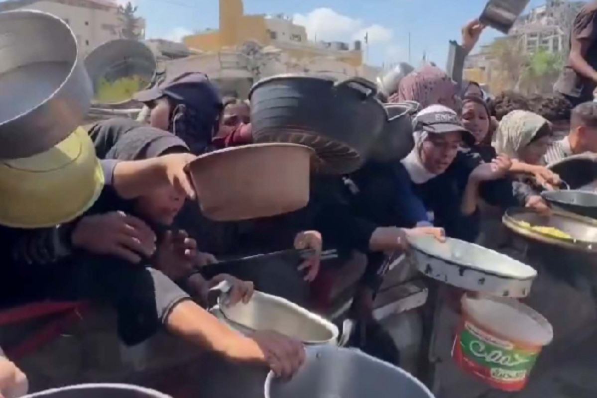 Mujeres amontonadas pidiendo comida en Gaza   X