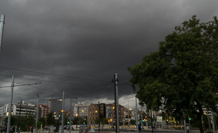 Vídeo: el aviso de Meteocat se cumple y la lluvia torrencial llega a Barcelona