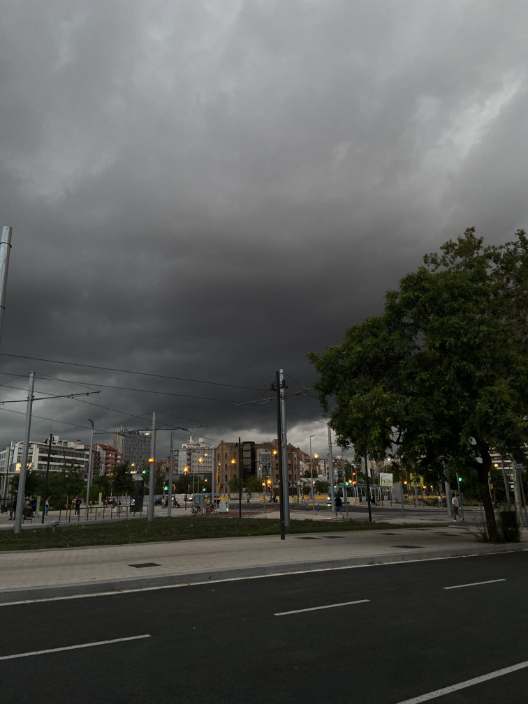 Vídeo: el aviso de Meteocat se cumple y la lluvia torrencial llega a Barcelona