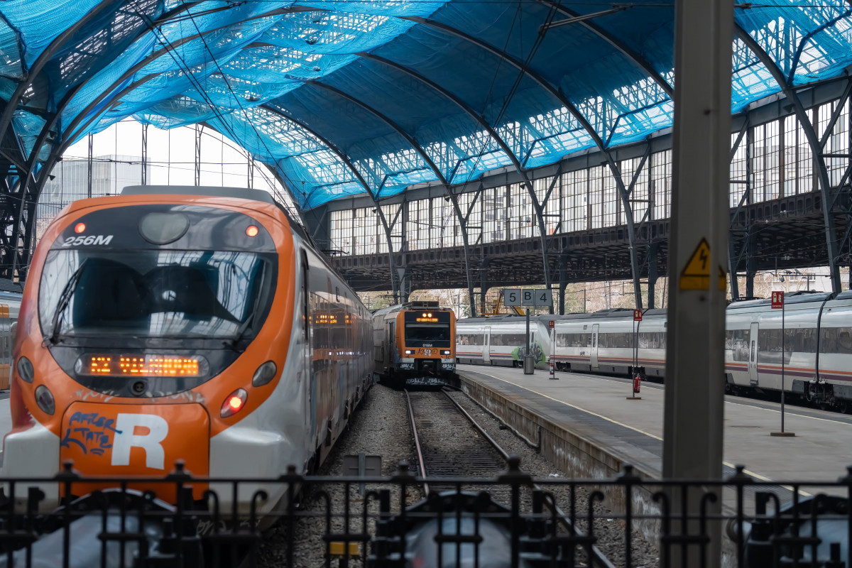 Archivo - Varios trenes en la estación de Francia, donde opera Rodalies, a 21 de febrero de 2025, en Barcelona, Catalunya (España).