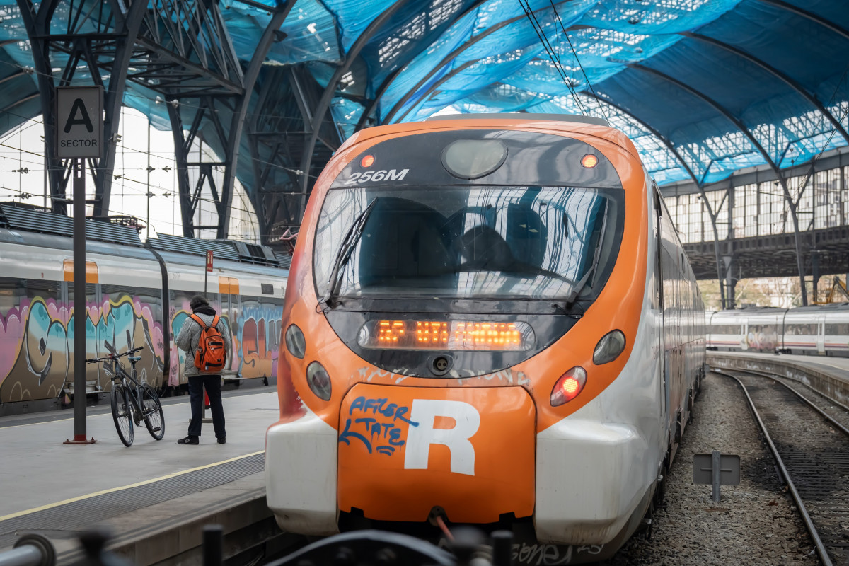 Archivo - Una persona en la estación de Francia, donde opera Rodalies, a 21 de febrero de 2025, en Barcelona, Catalunya (España).