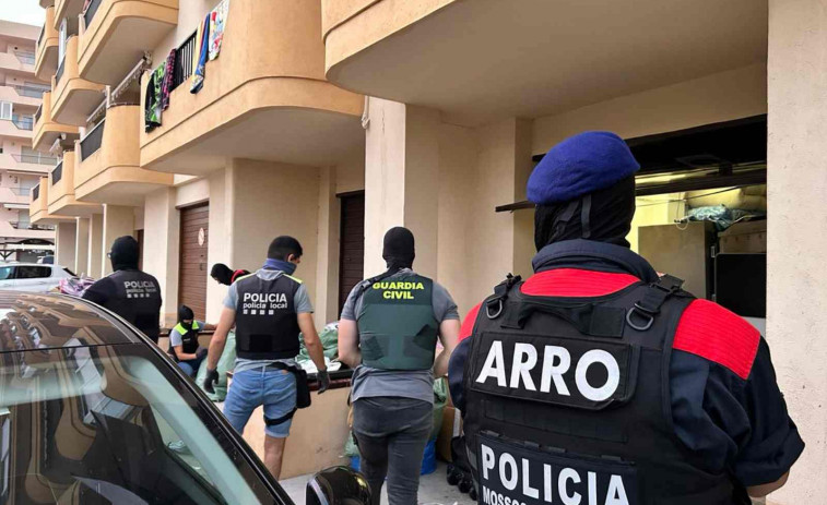 Macrooperación policial en Roses: más de 250 agentes para parar el ‘top manta’ en el paseo marítimo