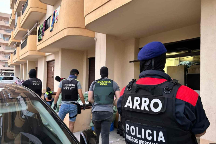 Macrooperación policial en Roses: más de 250 agentes para parar el ‘top manta’ en el paseo marítimo