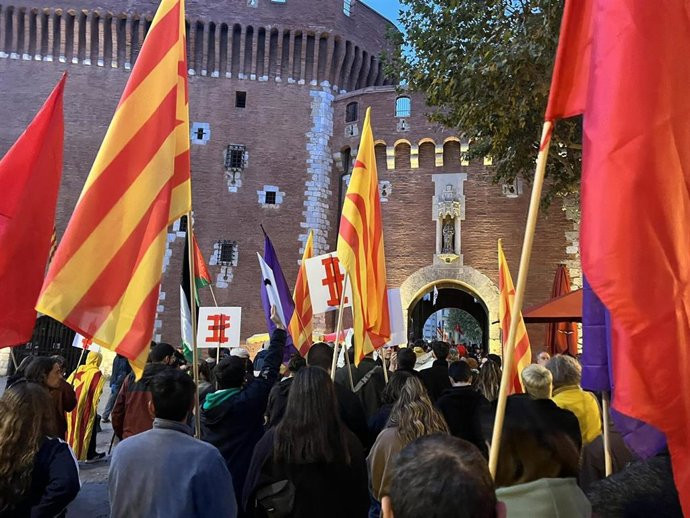 El catalán genera conflicto en Francia: Catalunya Nord pide su oficialidad