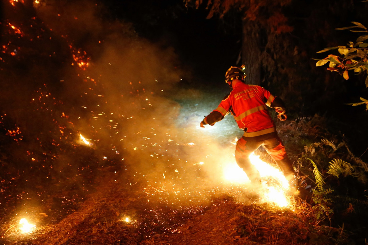 EuropaPress 6916166 bombero trabaja extincion incendio 25 agosto 2025 pobra brollon lugo
