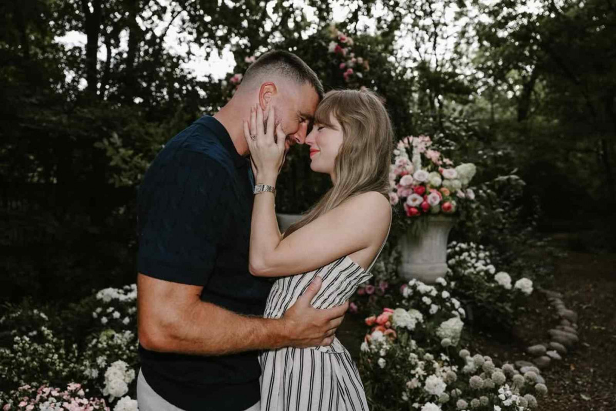 Taylor Swift y Travis Kelce en la foto donde anuncian su compromiso   INSTAGRAM