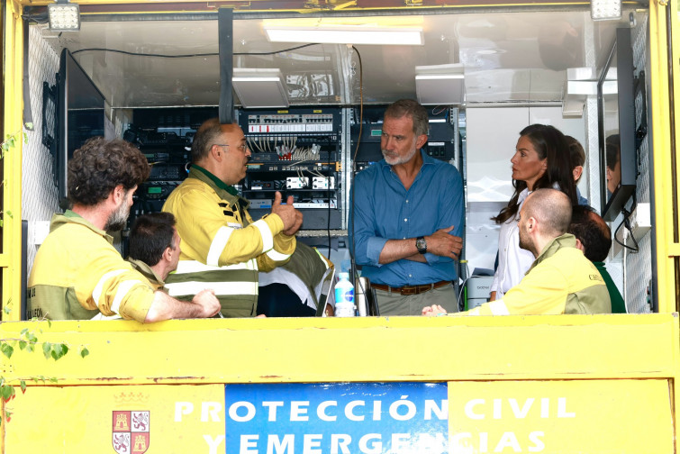 Los Reyes visitan las zonas arrasadas por los incendios