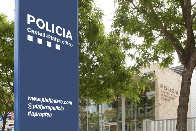 Lanza una mesa contra un niño de cinco años y amenaza a su padre con una jarra rota en Platja d'Aro