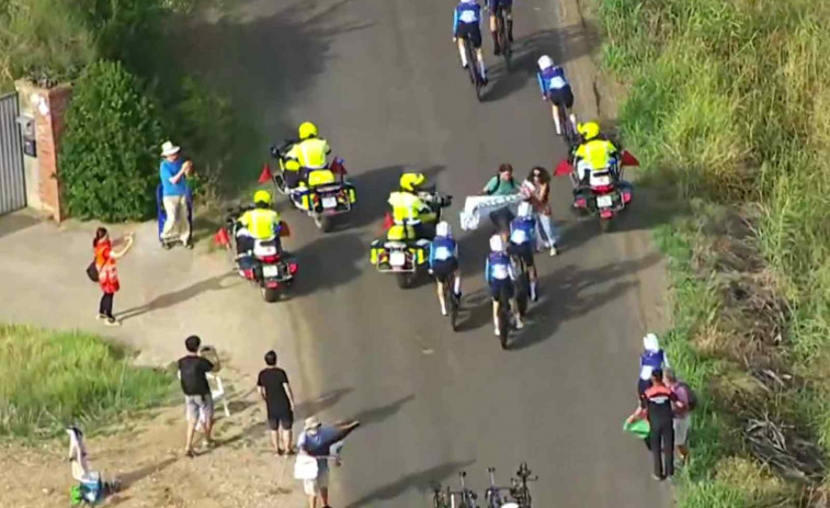 VÍDEO | Figueres: Activistas con banderas palestinas cortan la carrera del equipo israelí en la Vuelta a España