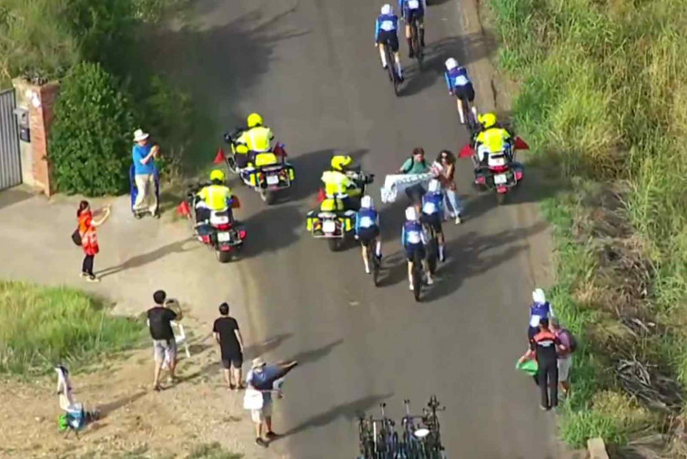 VÍDEO | Figueres: Activistas con banderas palestinas cortan la carrera del equipo israelí en la Vuelta a España