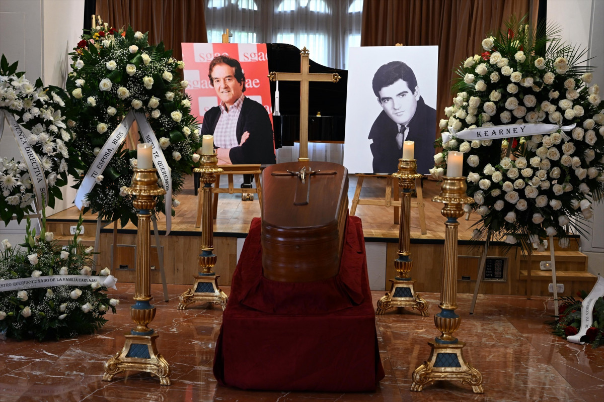 EuropaPress 6917429 imagen feretro restos mortales manuel calva junto retratos cantante capilla
