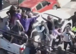 VIDEO|Evacuan a Javier Milei tras ser atacado con piedras durante un acto