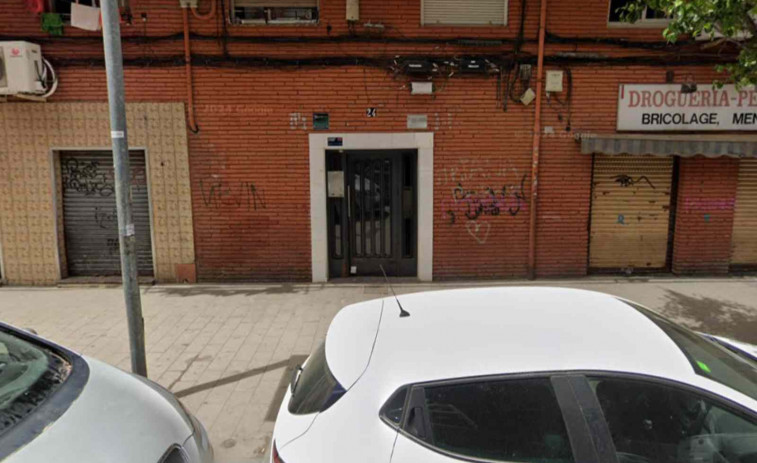 Un bloque de 52 viviendas en Badalona lleva casi una semana sin luz y los vecinos han estallado