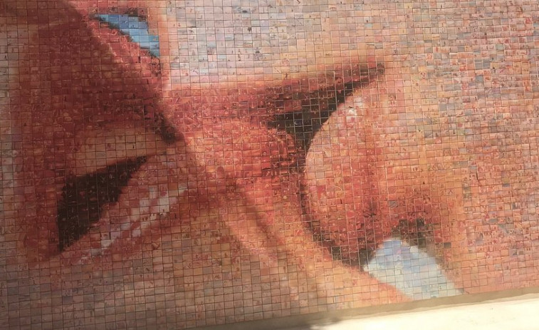 Vandalizan un símbolo de Barcelona: Seis fotografías desaparecen del fotomural “El petó”