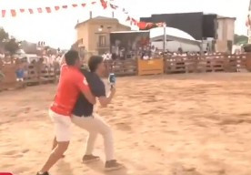 VIDEO | Un reportero español sobrevive a la embestida de una vaquilla durante un reportaje