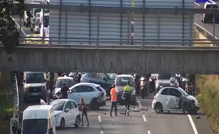 Colapso de 4km entre Ripollet y Montcada i Reixac por un accidente múltiple en la C-58