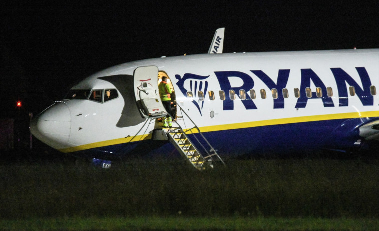 Ryanair sube la prima a sus empleados para cazar maletas de mano grandes y desata la polémica