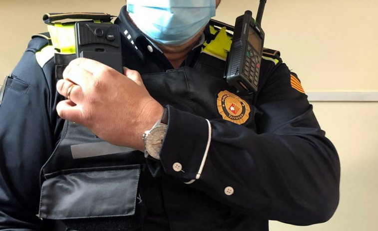 Terrassa en shock: un indigente intenta agredir a la Policía con una enorme piedra