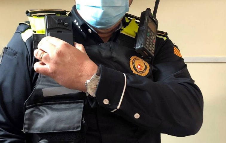 Terrassa en shock: un indigente intenta agredir a la Policía con una enorme piedra