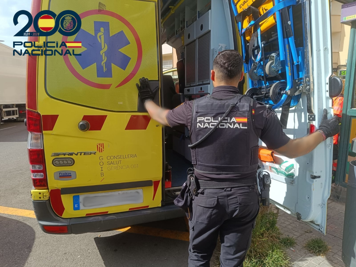 EuropaPress 6898573 policia junto ambulancia